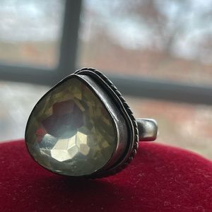 🟡 VINTAGE STERLING TEARDROP LT GREEN RING (8.5)
